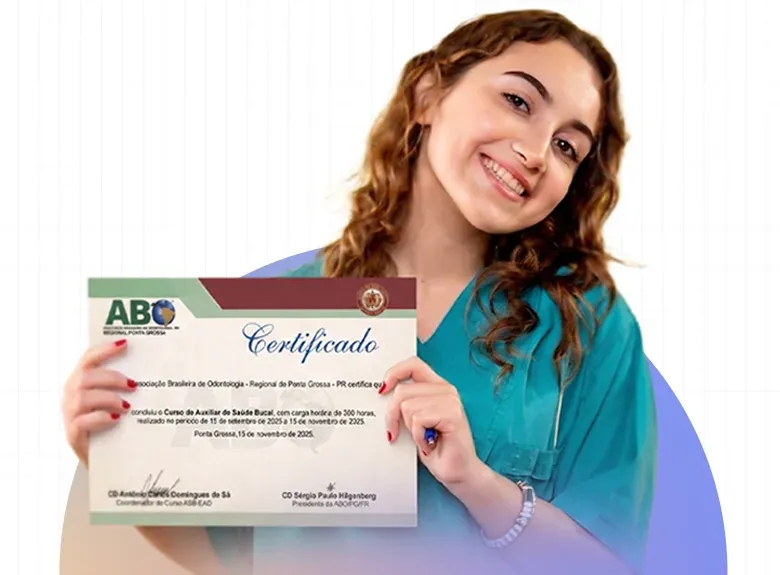 Aluna do Curso ASB sorrindo e mostrando o certificado de Auxiliar em Saúde Bucal