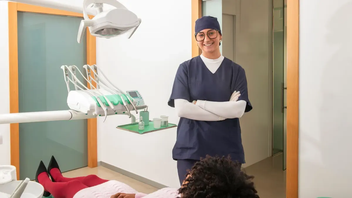 O que um auxiliar de dentista não pode fazer?