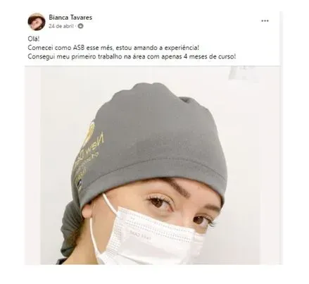 Publicação de Bianca Tavares no Facebook da escola: Comecei como ASB esse mês, estou amando a experiência! Consegui meu primeiro trabalho na área com apenas 4 meses de curso!